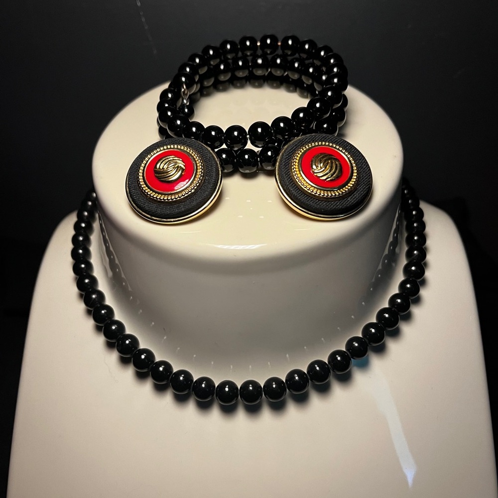 Beautiful Vintage Jewelry set - Black beads, clip earrings, bracelet